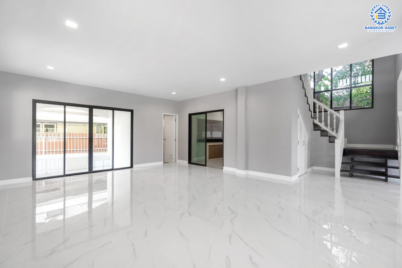 บ้านมือสองตกแต่งใหม่ แบรนด์ LH หลังมุม ดีไซน์สุดหรูหรา เนื้อที่ 121 ตร.ว. ม.ลดาวัลย์ ปิ่นเกล้า-บรมราชชนนี ฟังก์ชันจัดเต็ม 3 ห้องนอน 1 ห้องอเนกประสงค์ชั้นล่าง 3 ห้องน้ำ จอดรถได้ถึง 4 คัน บนพื้นที่ใช้สอยถึง 330 ตร.ม. ทำเลศักยภาพเชื่อมต่อหลายเส้นทาง ใกล้ ม.มหิดล และเซ็นทรัลศาลายา